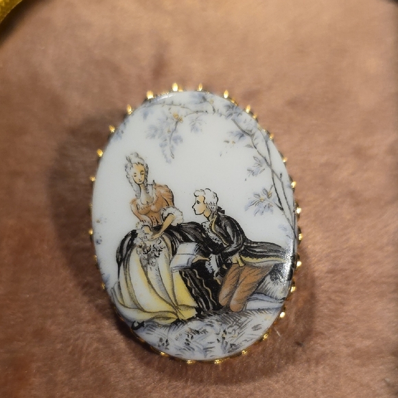 Jewelry - Vintage Cameo Courting Couple Brooch with Gold Trim